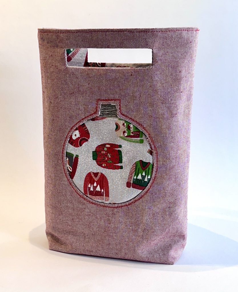 weihnachtliche Geschenktasche mit Applikation einer Weihnachtskugel darauf