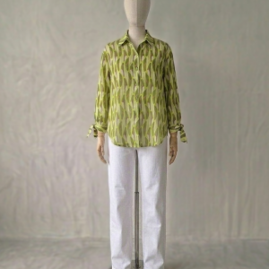 Fertig genähtes Oversized Hemd Lee aus grünem Viskosestoff mit abstraktem Muster für das Nähset.