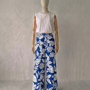 Nähset Sommerhose Amy aus blauem Viskose-Stoff mit großem weißem Monstera-Palmenmuster an einer Schneiderpuppe.