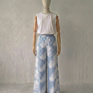 Nähset Sommerhose Amy aus hellblauer, leicht elastischer Viskose mit Streifen und abstraktem Blumenmuster an einer Schneiderpuppe präsentiert.