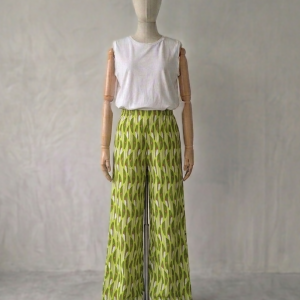Nähset Sommerhose Amy aus grüner Viskose mit abstraktem Muster an einer Schneiderpuppe präsentiert.