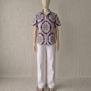 Nähset Sommeroutfit: Kurzarm-Hemd Kelly mit blau-rotem Mandala-Muster auf einer Schneiderpuppe, kombiniert mit einer weißen Sommerhose.